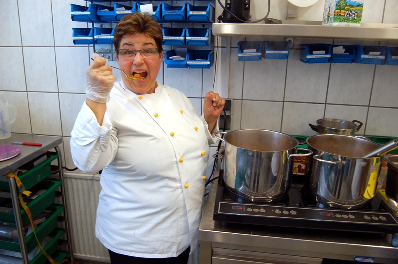 RWS-Küchenleiterin Birgit Hemesath aus unserer Küche in Meuselwitz bei der Verkostung.
