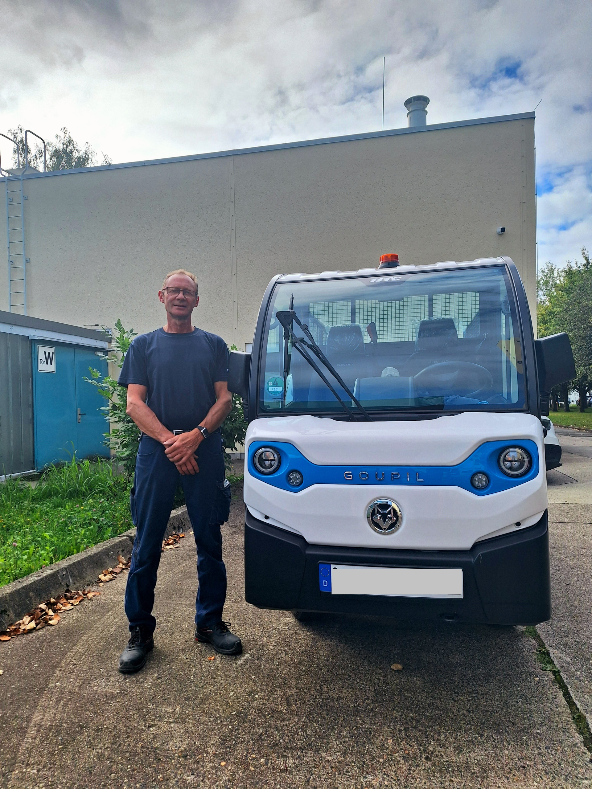 Mitarbeiter der RWS Niederlassung Chemnitz neben seinem neuen Elektrofahrzeug Goupil