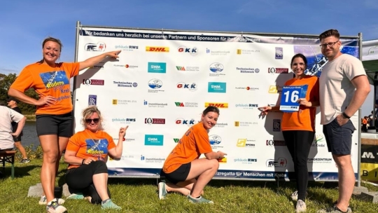 Drimteam vor der Sponsorenwand mit dem Magdeburger Niederlassungsleiter