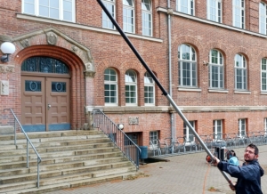 Glasreinigung an der Außenfassade einer Schule