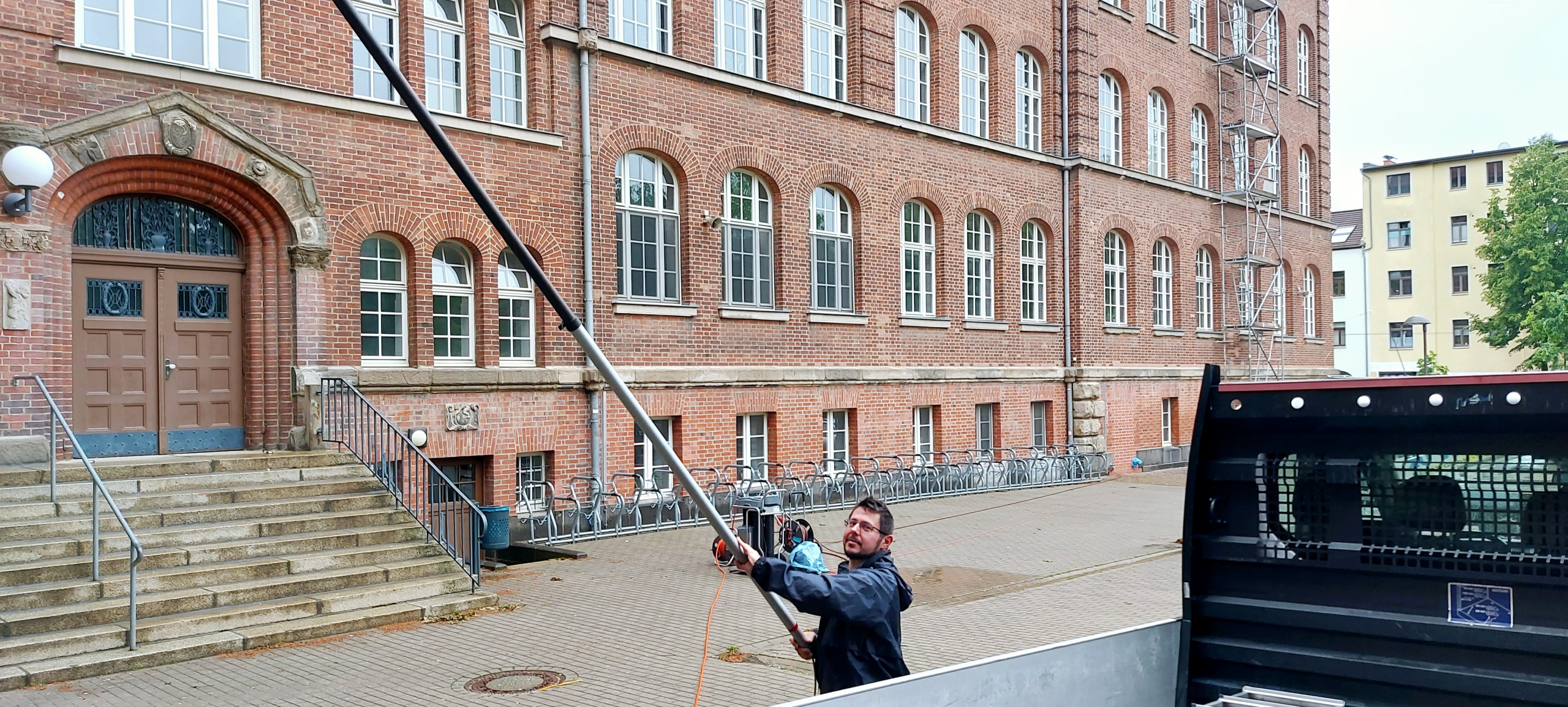 Glasreinigung an der Außenfassade einer Schule
