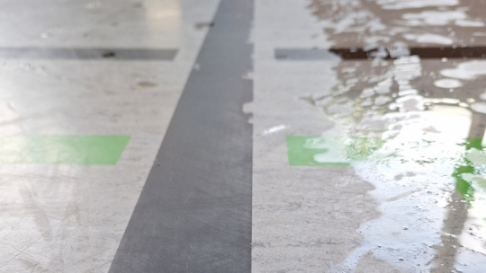 Reinigung Turnhalle ohne Chemikalien nur mit Wasser