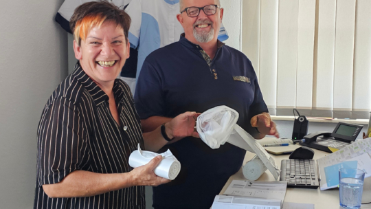 Daniela Chemnitz und Roland Gotsch bei der Prüfung von Verbrauchsmaterial
