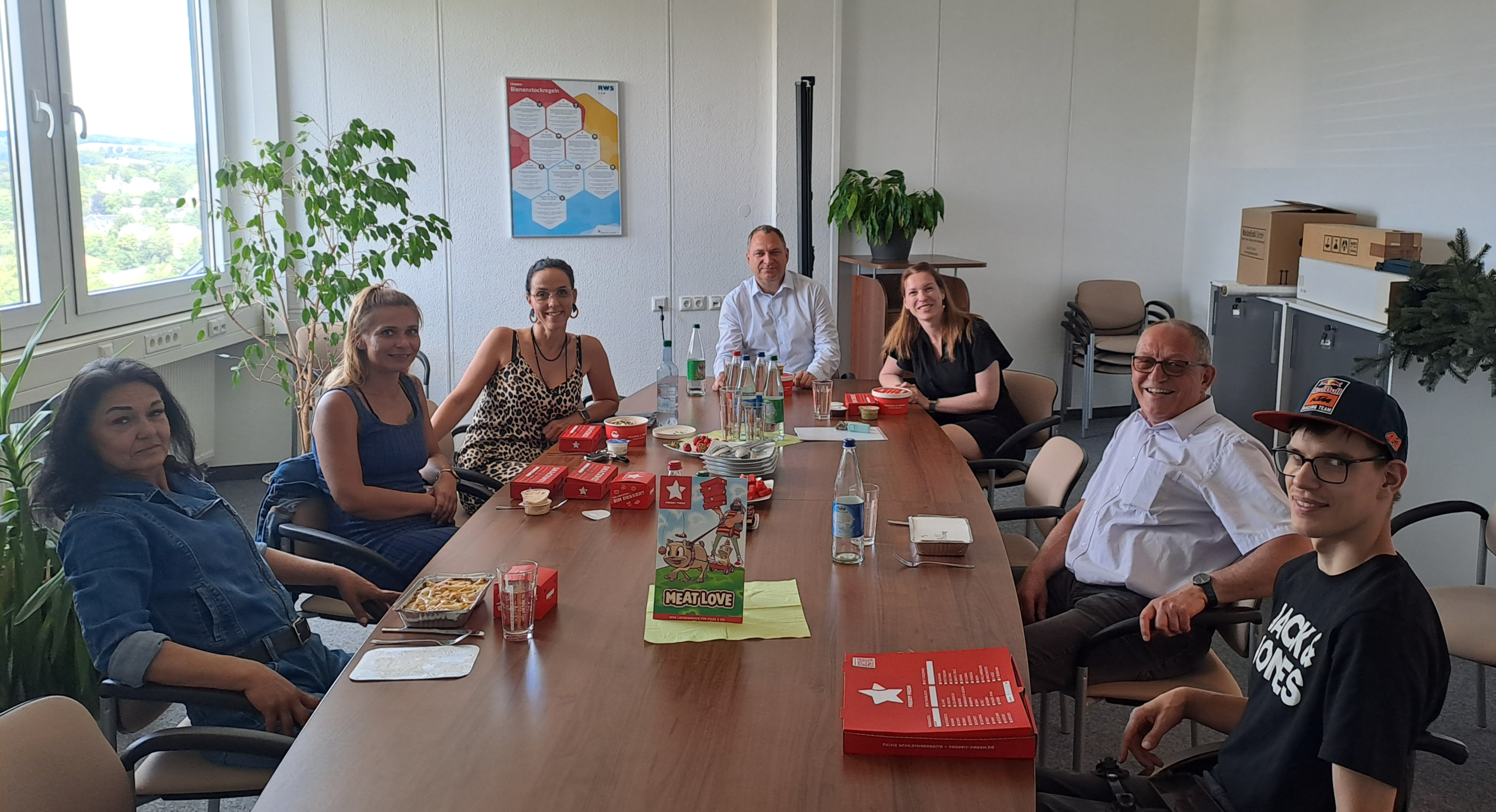 Mitarbeiter der RWS Gebäudeservice Niederlassung Chemnitz bei der Mittagspause mit Energi Pizza