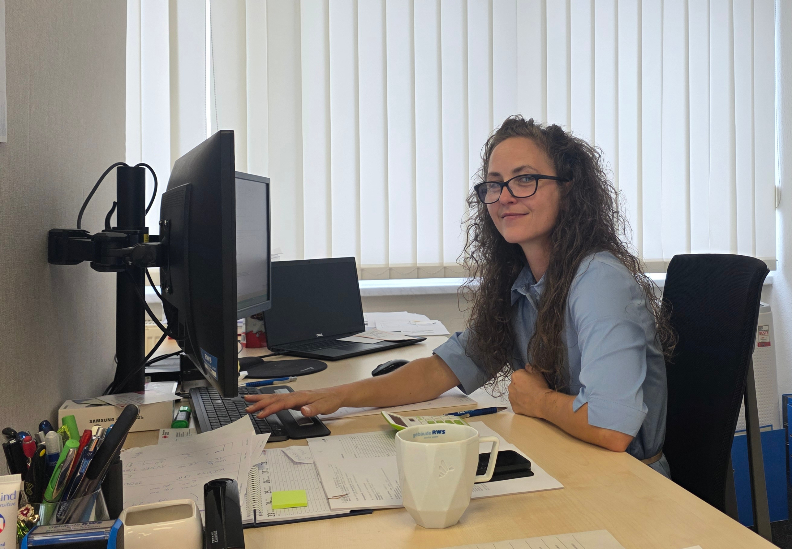 Jeanette Ehrt in ihrem Büro in Halle a. d. Saale
