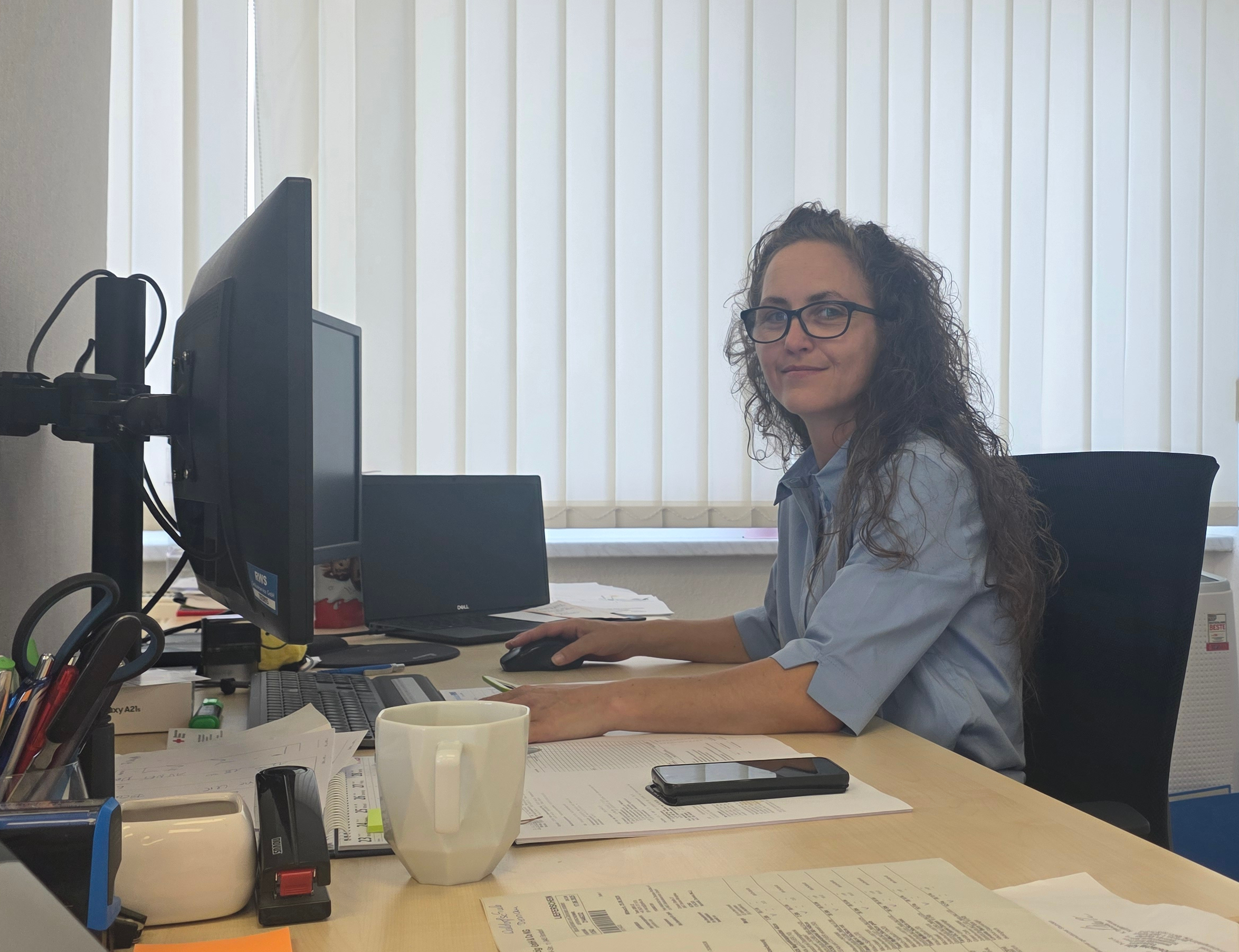 Jeanette Ehrt sitzt an ihrem Schreibtisch in ihrem Büro in Halle a. d. Saale