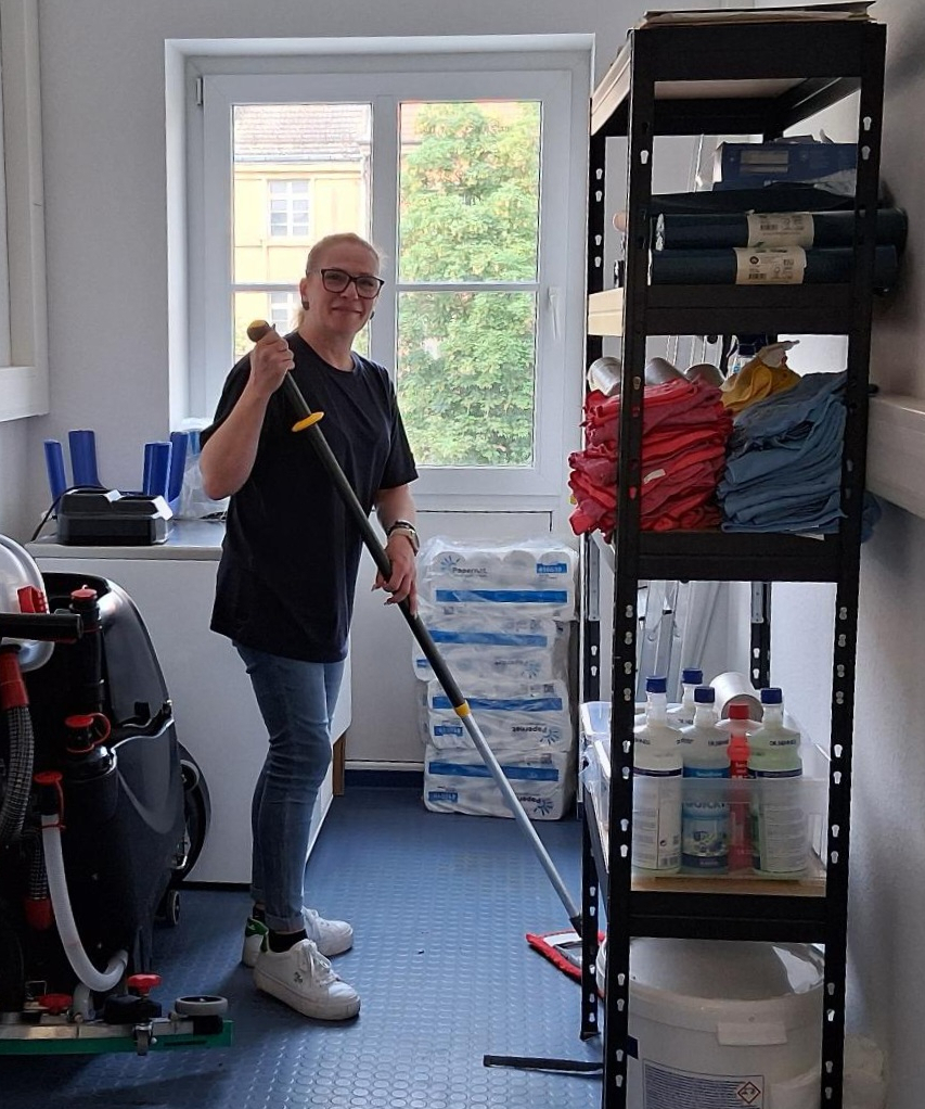 Vorarbeiterin aus Halle hilft bei der Reinigung der Reinigungskammern