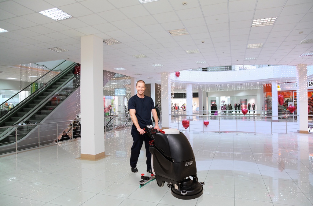 Mitarbeiter des RWS Gebäudeservice reinigt mit einer Maschine die Böden in einem Einkaufszentrum.