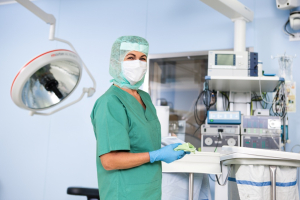 RWS Gebäudeservice Mitarbeiterin reinigt einen Operationssaal für maximale Hygiene und Sicherheit.