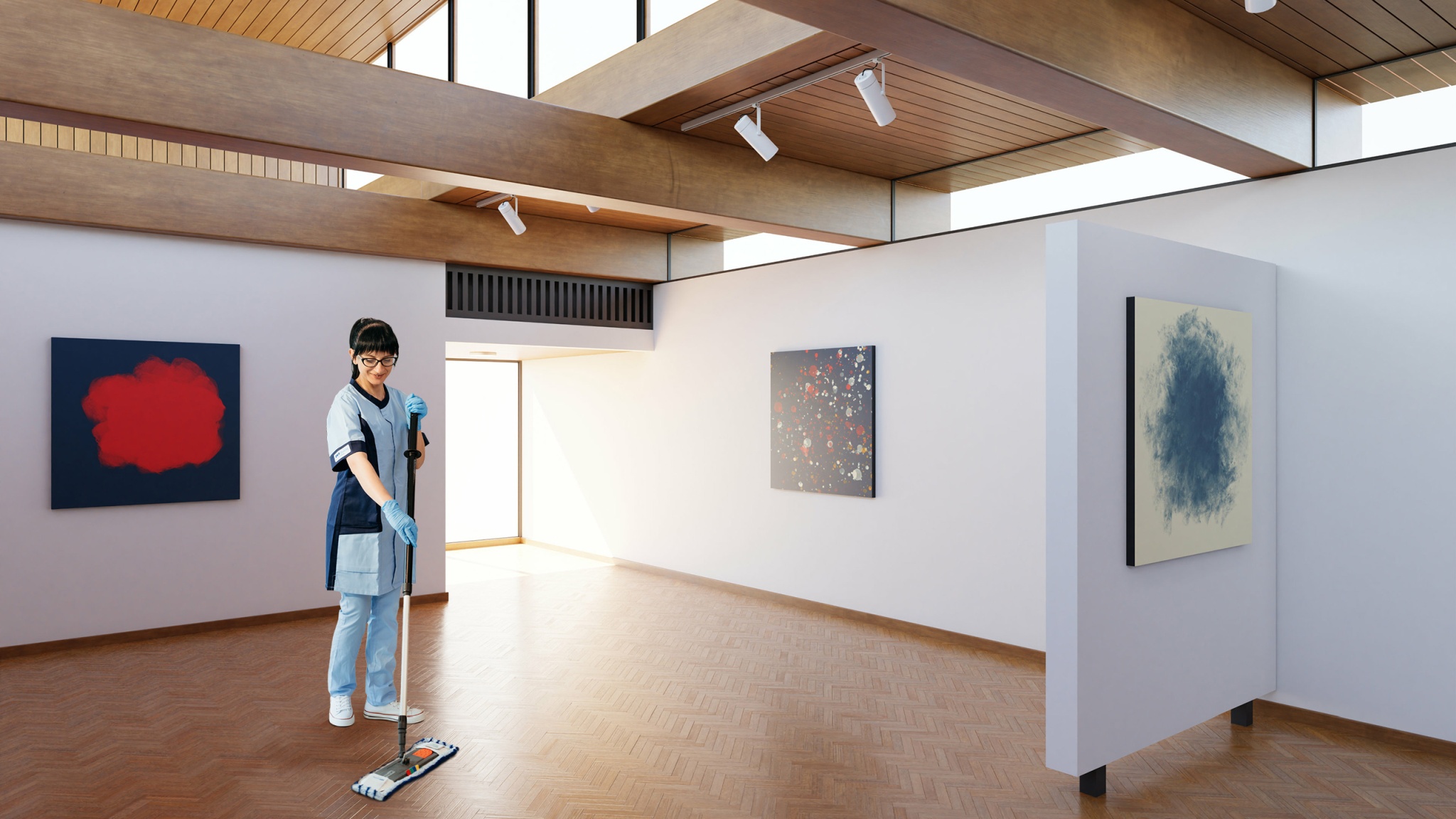 Mitarbeiterin von RWS Gebäudeservice wischt den Boden in einer modernen Kunstgalerie mit ausgestellten Gemälden.