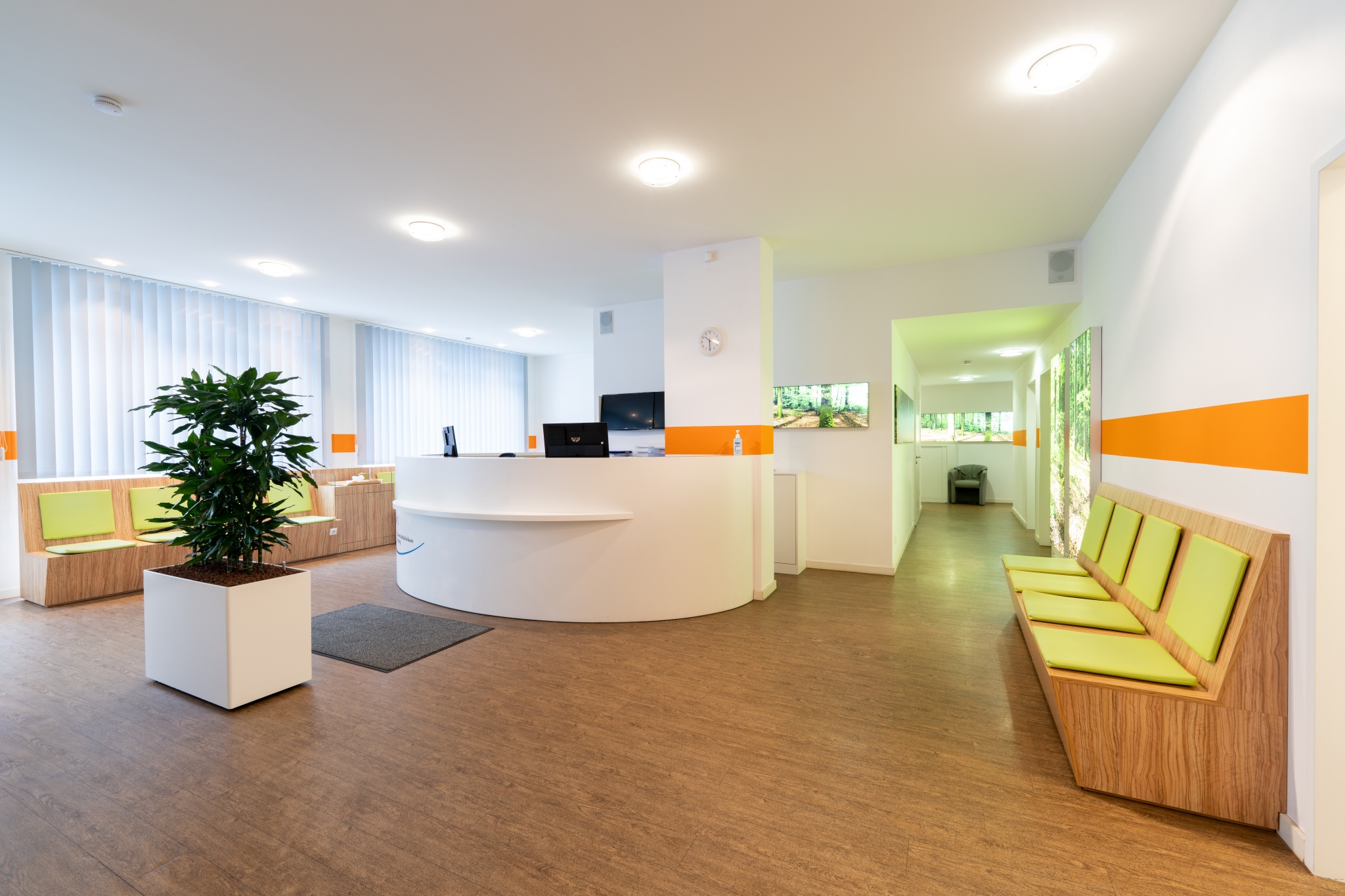 Moderner Empfangsbereich in einem MVZ mit Wartebereich und Sitzgelegenheiten