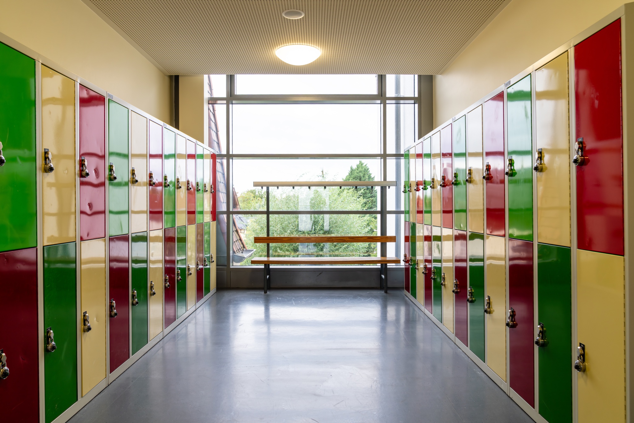 Bunte Schülerspinde in einem sauberen Flur einer Schule
