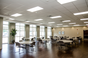 Helle Mensa oder Cafeteria mit runden Tischen und Stühlen in einer Universität