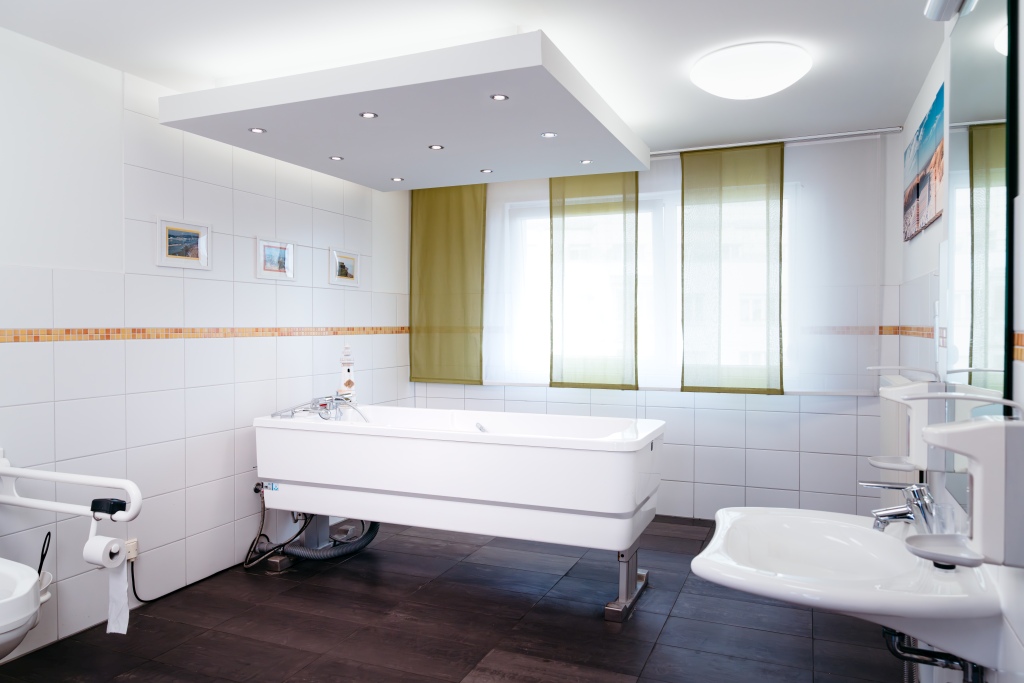 Sauberes Pflegebad mit moderner Badewanne in Altenpflegeheim