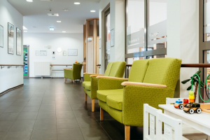 Eingangsbereich mit Sitzgelegenheiten und Kinderspielecke im Pflegeheim