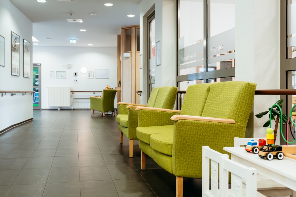Eingangsbereich mit Sitzgelegenheiten und Kinderspielecke im Pflegeheim