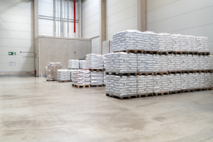 Paletten mit verpackter Ware in einer sauberen, großzügigen Lagerhalle.