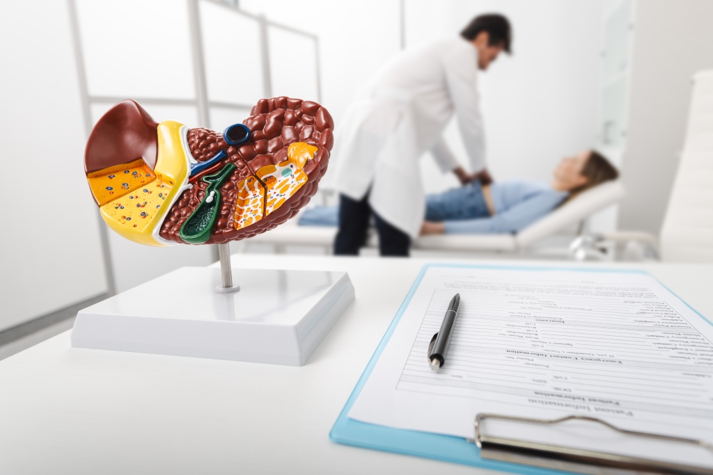 Ein hygienisch gesäubertes Arztzimmer, welches lichtdurchflutet ist und Patienten behandelt werden können.