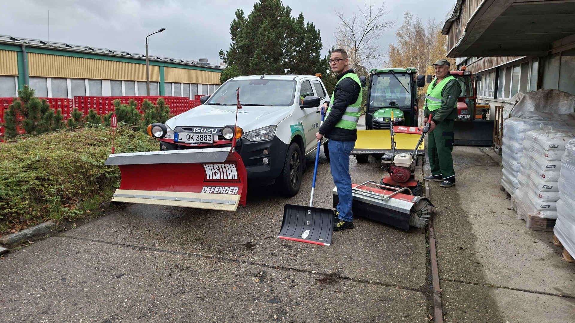 Fahrzeuge von RWS Gebäudeservice und RWS Hauswirtschaft sind bereit für den Winterdienst für Dresden und Umgebung