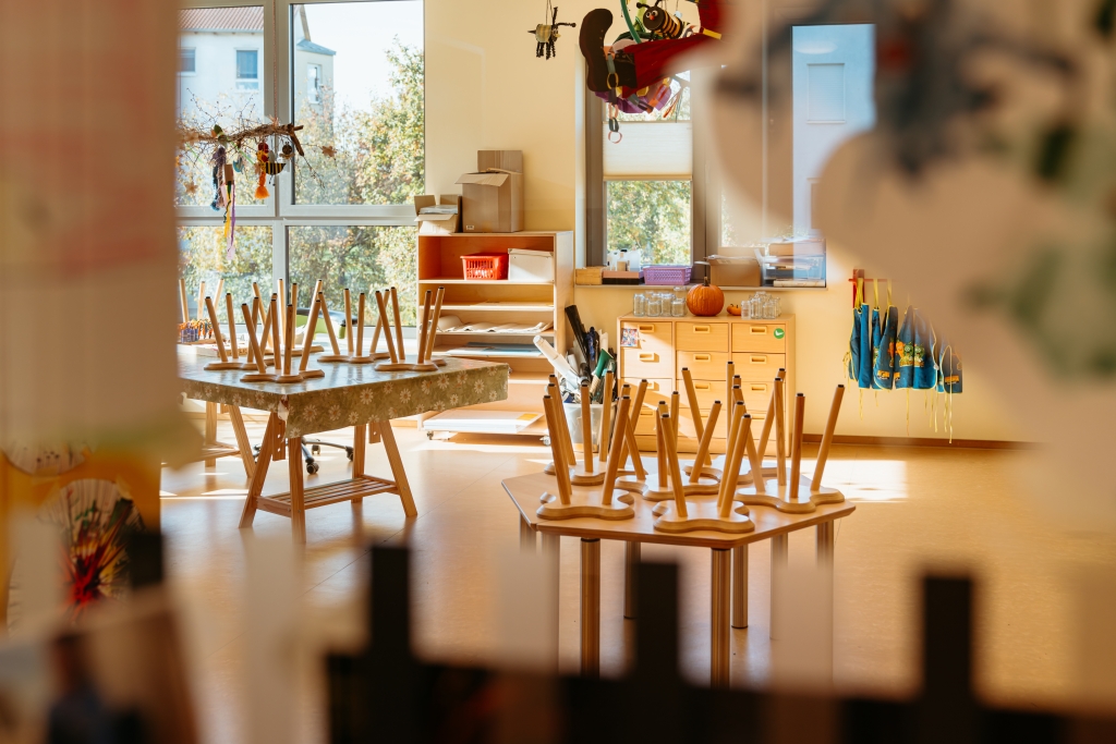 Helles Kita-Atelier mit aufgestellten Stühlen und herbstlicher Dekoration