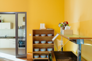 Kita-Gruppenraum mit Küche und Essensausgabe