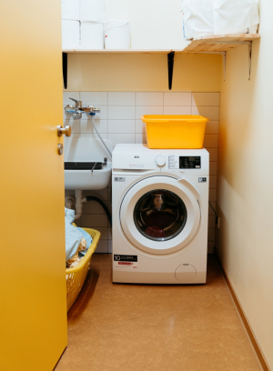Hauswirtschaftsraum einer Kita mit einer Waschmaschine