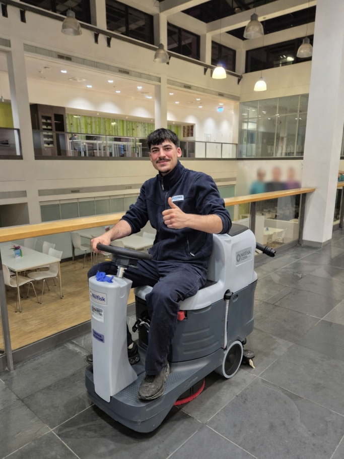 Reinigungskraft mit Reinigungsmaschine von RWS Gebäudeservice GmbH im Universitäksklinikum Leipzig