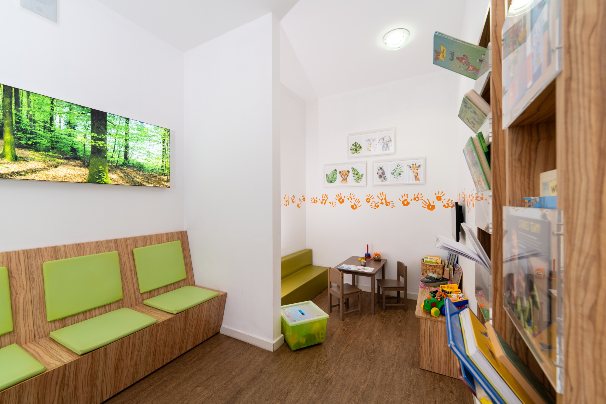 Freundliche Kinderecke im Wartezimmer eines MVZs mit Spielsachen, Büchern und Sitzplätzen
