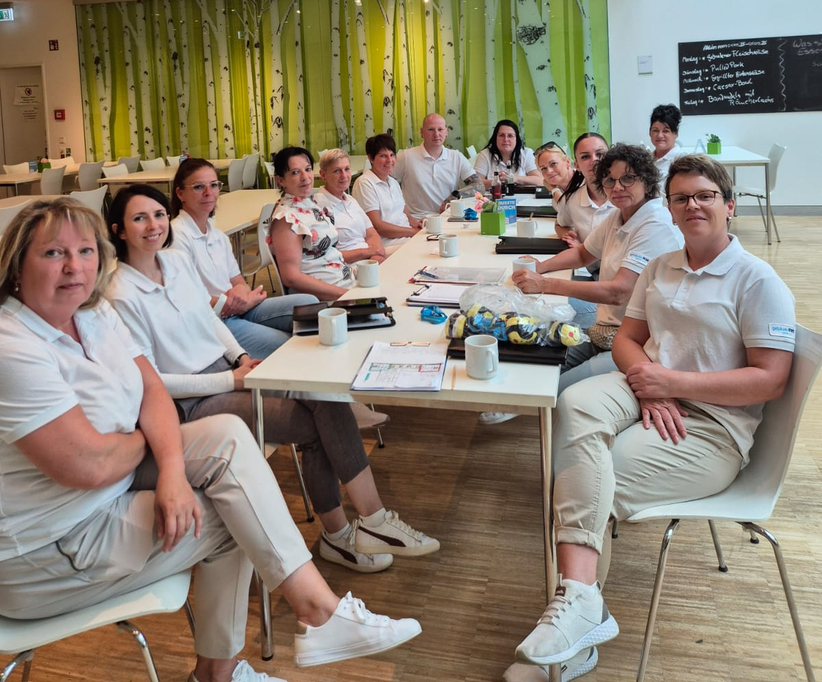 Das Team der RWS Gebäudeservice GmbH Niederlassung Leipzig nach dem erfolgreichen Start der Unterhaltsreinigung am UKL. Das gemeinsames Teammeeting am Vormittag diente der ersten Evaluation und Planung der Folgetage.