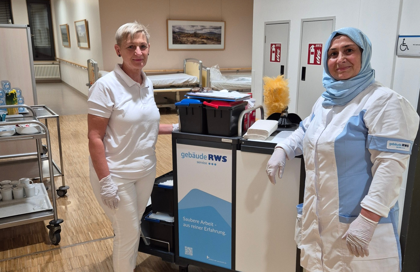 Reinigungskräfte mit Reinigungswagen von RWS Gebäudeservice GmbH auf Station im Universitäksklinikum Leipzig