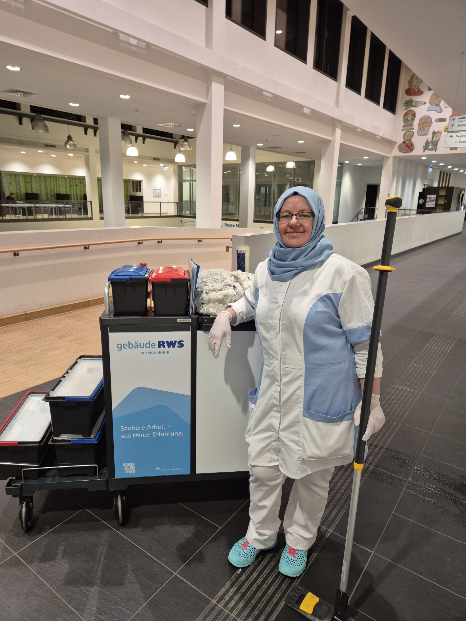 Reinigungskraft mit Reinigungswagen von RWS Gebäudeservice GmbH im Universitäksklinikum Leipzig