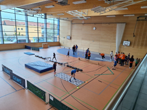 Das Bild zeigt Kinder und Betreuer bei verschiedenen Sport-Stationen in einer Sporthalle in Erfurt