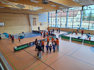 Das Bild zeigt Kinder und Betreuer bei verschiedenen Sport-Stationen in einer Sporthalle in Erfurt