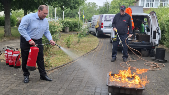 Felix Weiske beteiligt sich aktiv an der Übung zum Feuerlöschen