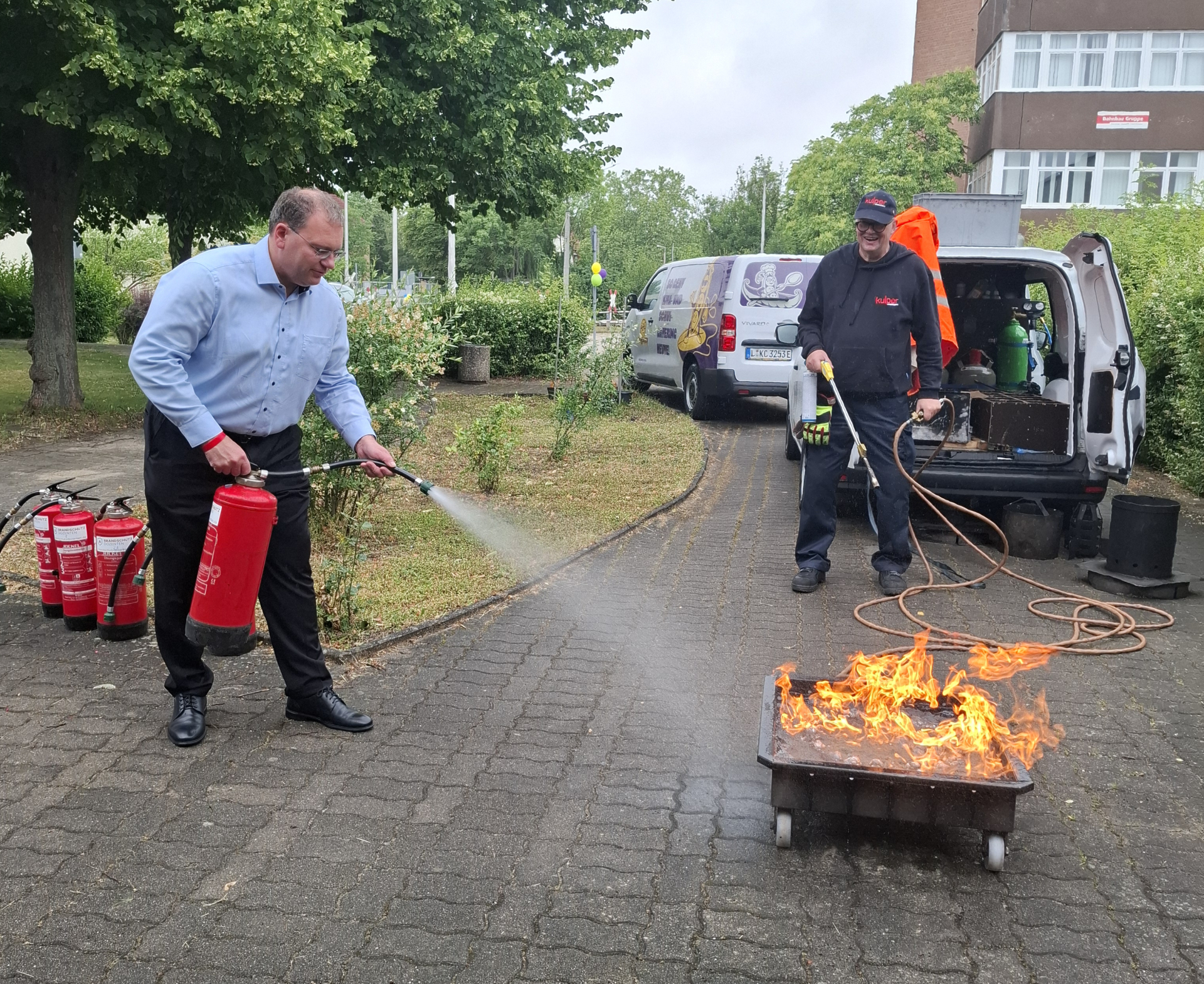 Felix Weiske beteiligt sich aktiv an der Übung zum Feuerlöschen