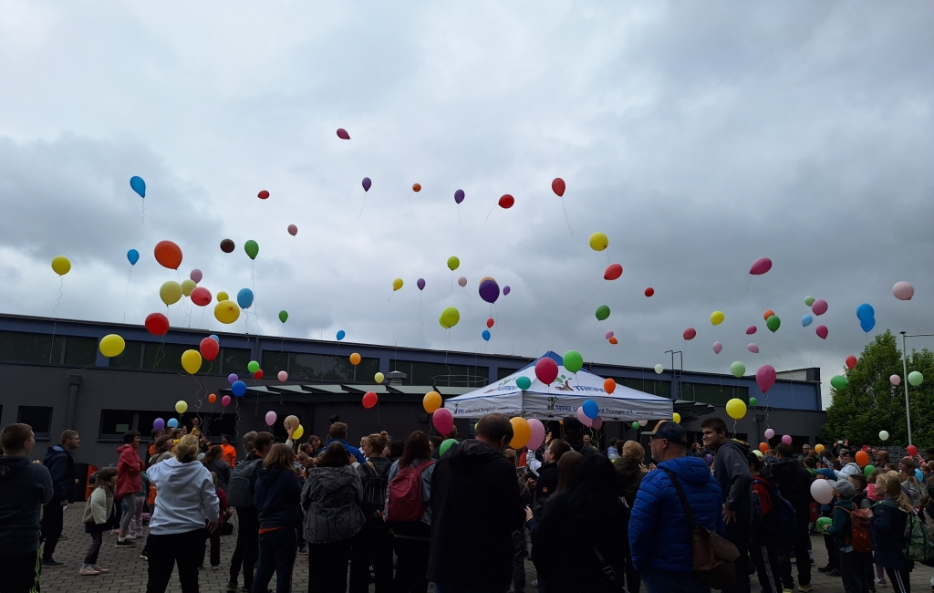 Das Bild zeigt eine große Gruppe von Menschen die Luftballons aufsteigen lassen beim Thepra Aktionstag in Erfurt.
