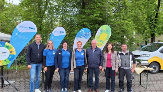 Das Bild zeigt die Mitarbeiter von RWS Gebäudeservice und RWS Catering vor dem RWS-Stand Thepra Aktionstag