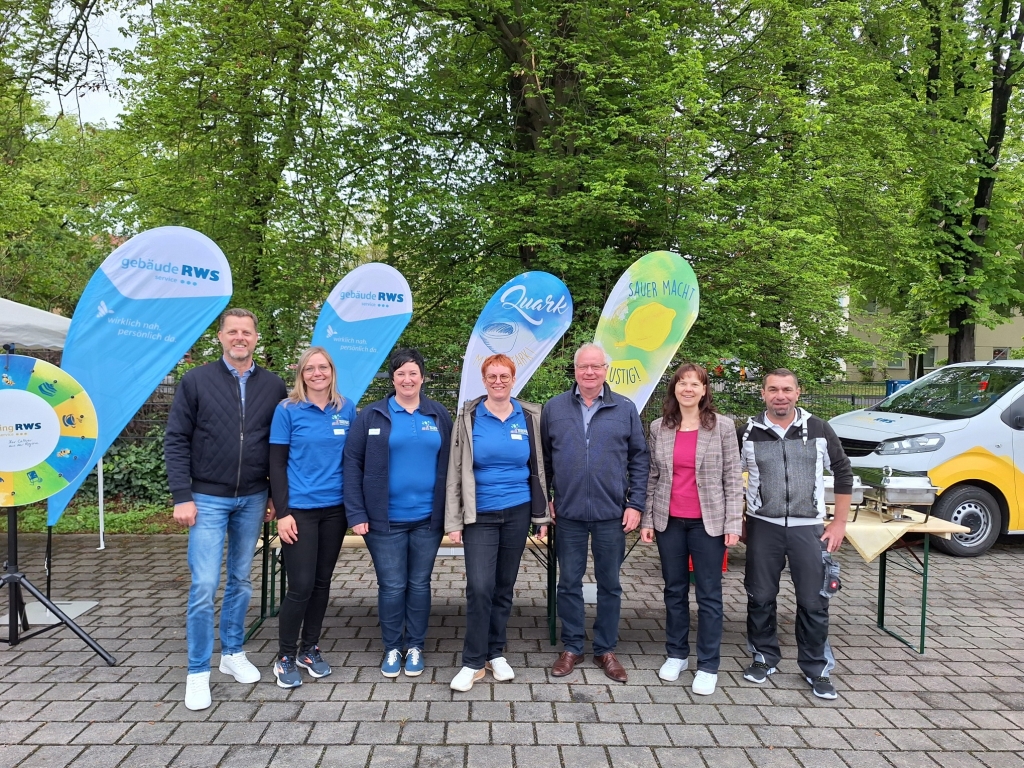 Das Bild zeigt die Mitarbeiter von RWS Gebäudeservice und RWS Catering vor dem RWS-Stand Thepra Aktionstag